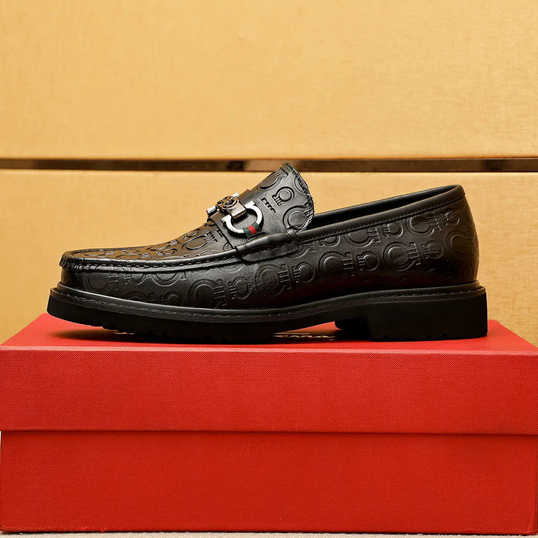 Men's shoes 💰520 💐 Product trademark: Ferragamo "Ferragamo" casual leather shoes Regular size: 38-44 (45.46🉑️customized) Product materials: Selected imported first-layer calfskin embossed upper + original hardware buckle, imported water-dyed cow leather lining. Strong three-dimensional visual effect, original outsole color: 1⃣️color optional